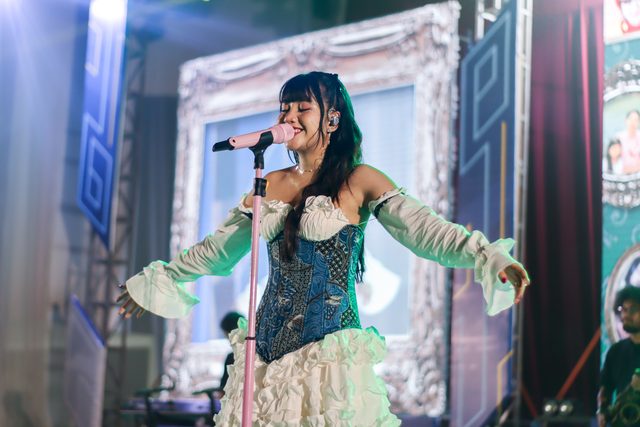 Penyanyi tampil di panggung acara