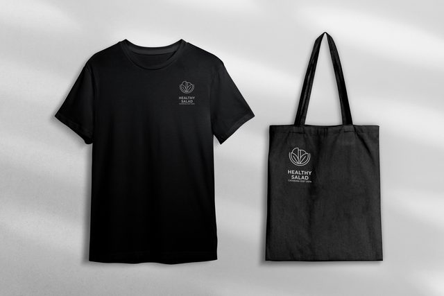 Kaus dan tote bag hitam dengan satu logo