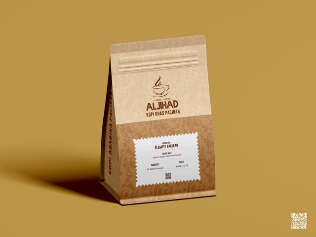 Kemasan kopi di studio dengan latar cokelat